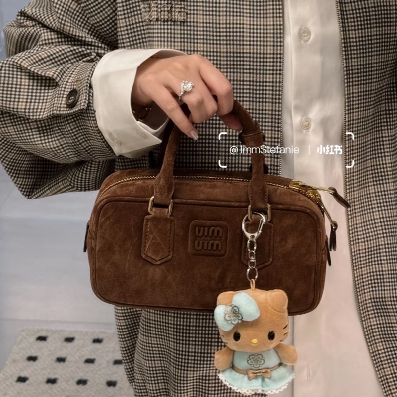 秋冬高級氛圍感❄️MiuMiu繆繆Arcadie小號棕色麂皮保齡球包手提包單肩斜挎包-9