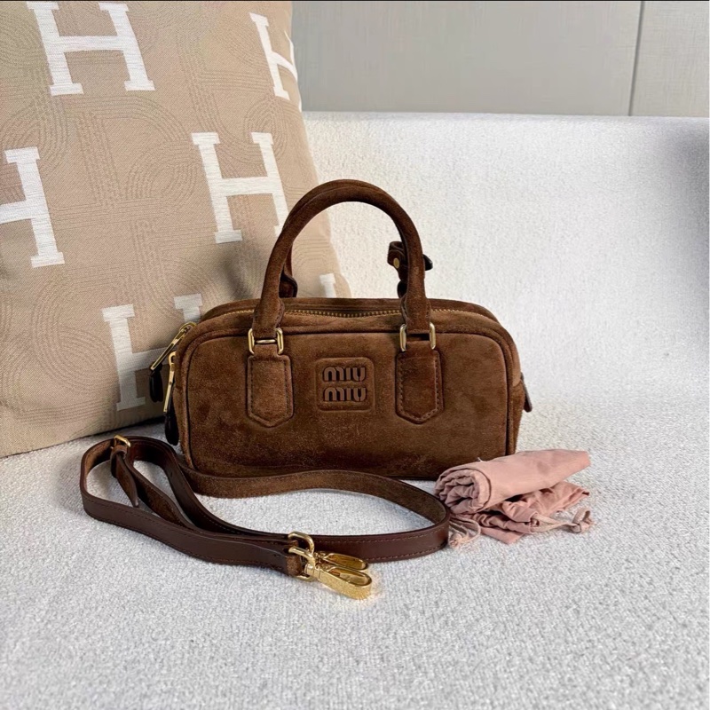 秋冬高級氛圍感❄️MiuMiu繆繆Arcadie小號棕色麂皮保齡球包手提包單肩斜挎包-14