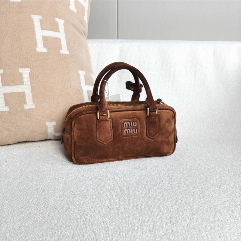 秋冬高級氛圍感❄️MiuMiu繆繆Arcadie小號棕色麂皮保齡球包手提包單肩斜挎包-17