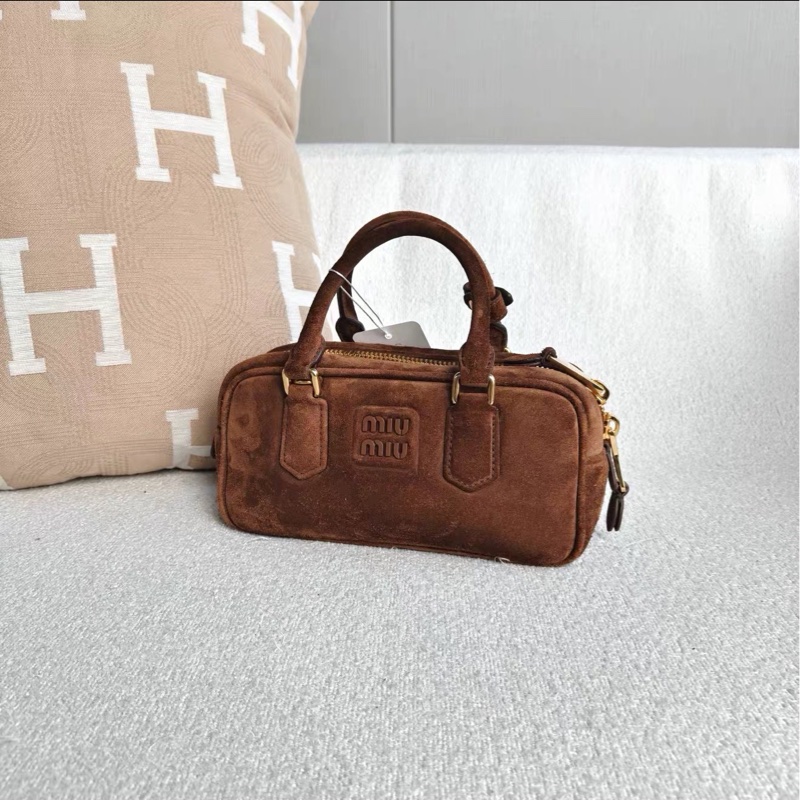 秋冬高級氛圍感❄️MiuMiu繆繆Arcadie小號棕色麂皮保齡球包手提包單肩斜挎包-19