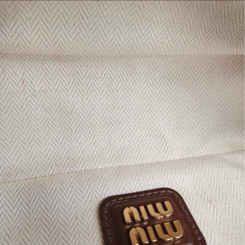 秋冬高級氛圍感❄️MiuMiu繆繆Arcadie小號棕色麂皮保齡球包手提包單肩斜挎包-20