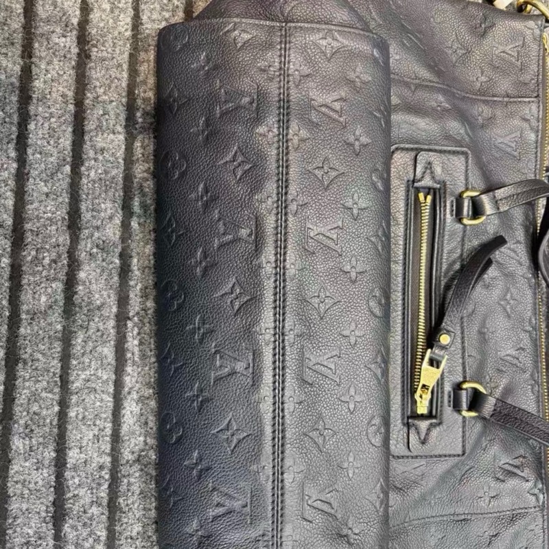 LV Lumineuse黑色老花壓紋托特包-11