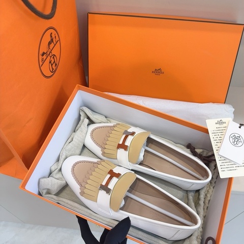 閒置新HERMES 愛馬仕 Royal流蘇樂福鞋，白色拼奶茶色，銀色H扣，38.5碼，鞋面是白色