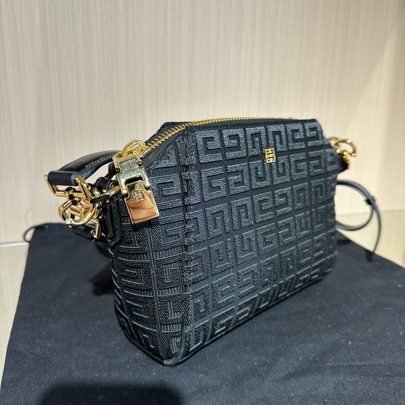 紀梵希 壓紋刺繡 帆布 單肩包 黑色-1