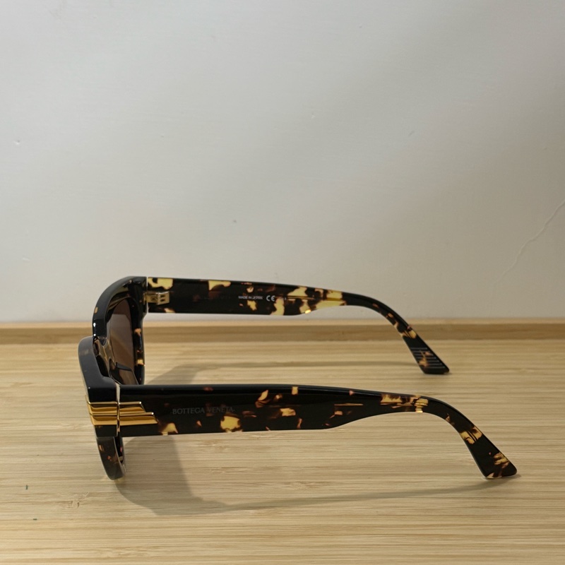 Bottega Veneta琥珀色墨鏡-3