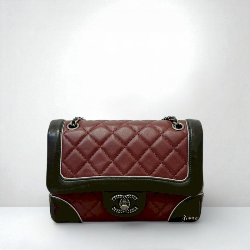 Chanel包包 酒紅羊皮滾黑邊特殊cc釦mini coco-0