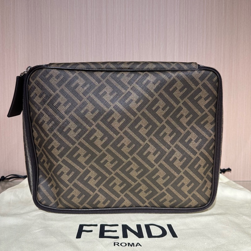 FENDI芬迪 老花拉鍊式方形 大號 洗漱包 化妝包黑灰色-0