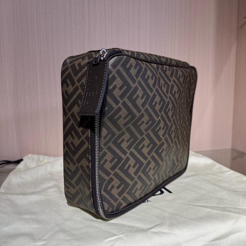 FENDI芬迪 老花拉鍊式方形 大號 洗漱包 化妝包黑灰色-1