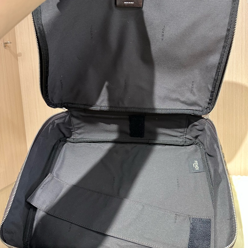 FENDI芬迪 老花拉鍊式方形 大號 洗漱包 化妝包黑灰色-8