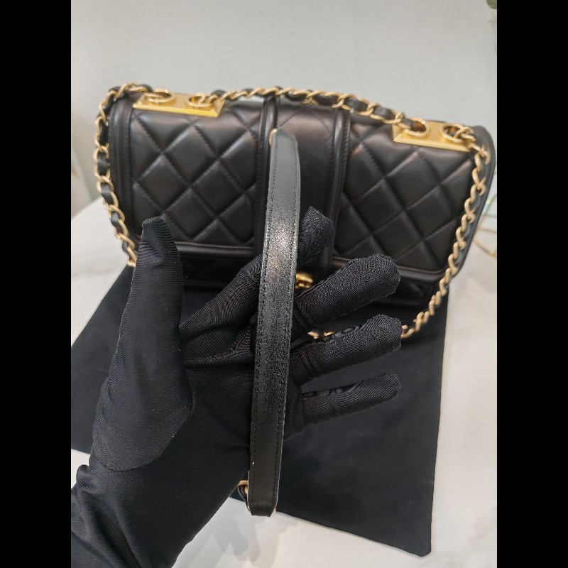 Chanel seasonal classic flap Medium-23