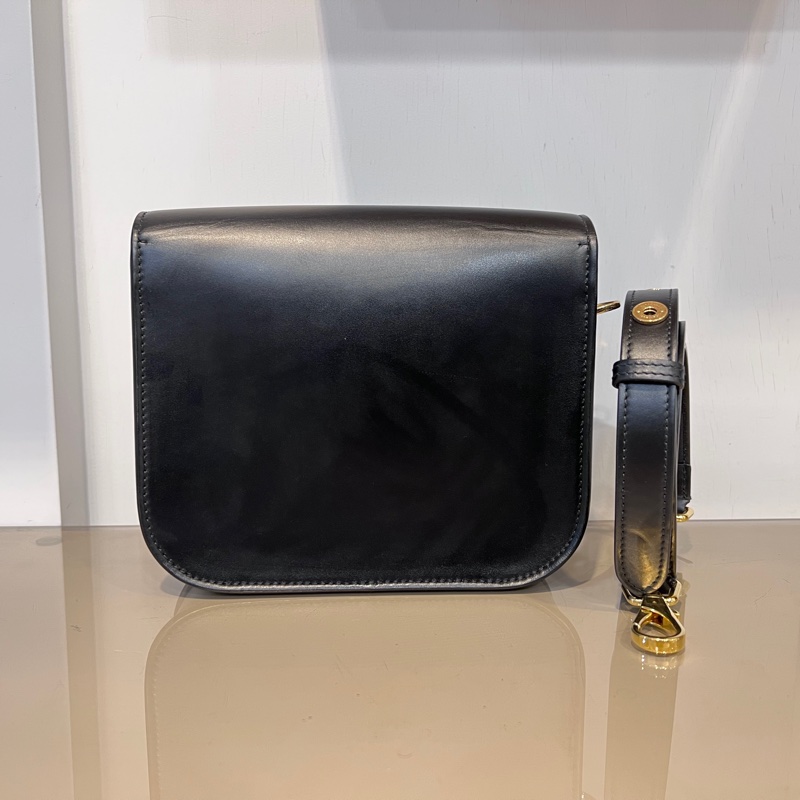 Burberry 黑滑面牛皮前大金圓下蓋斜背包-1