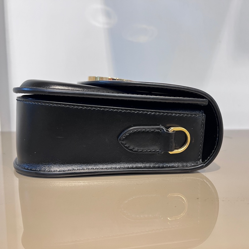 Burberry 黑滑面牛皮前大金圓下蓋斜背包-3