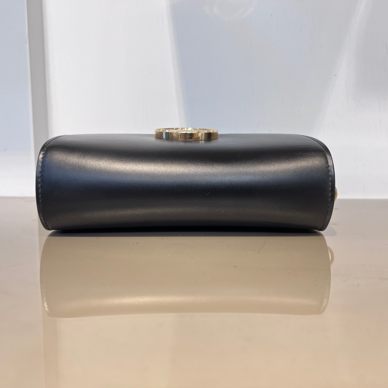 Burberry 黑滑面牛皮前大金圓下蓋斜背包-4