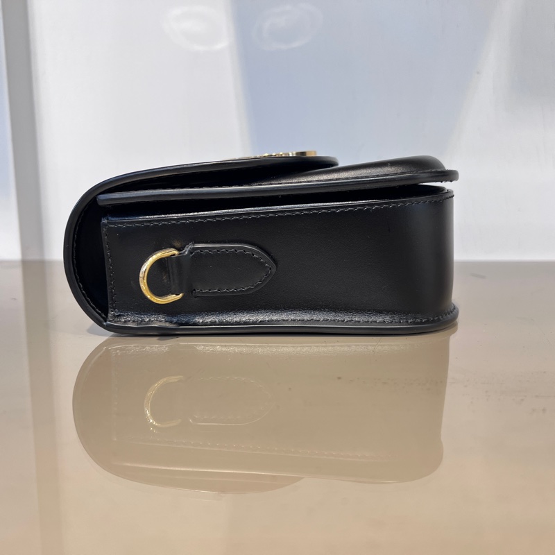 Burberry 黑滑面牛皮前大金圓下蓋斜背包-5