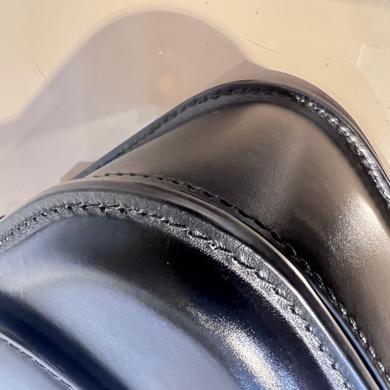 Burberry 黑滑面牛皮前大金圓下蓋斜背包-6