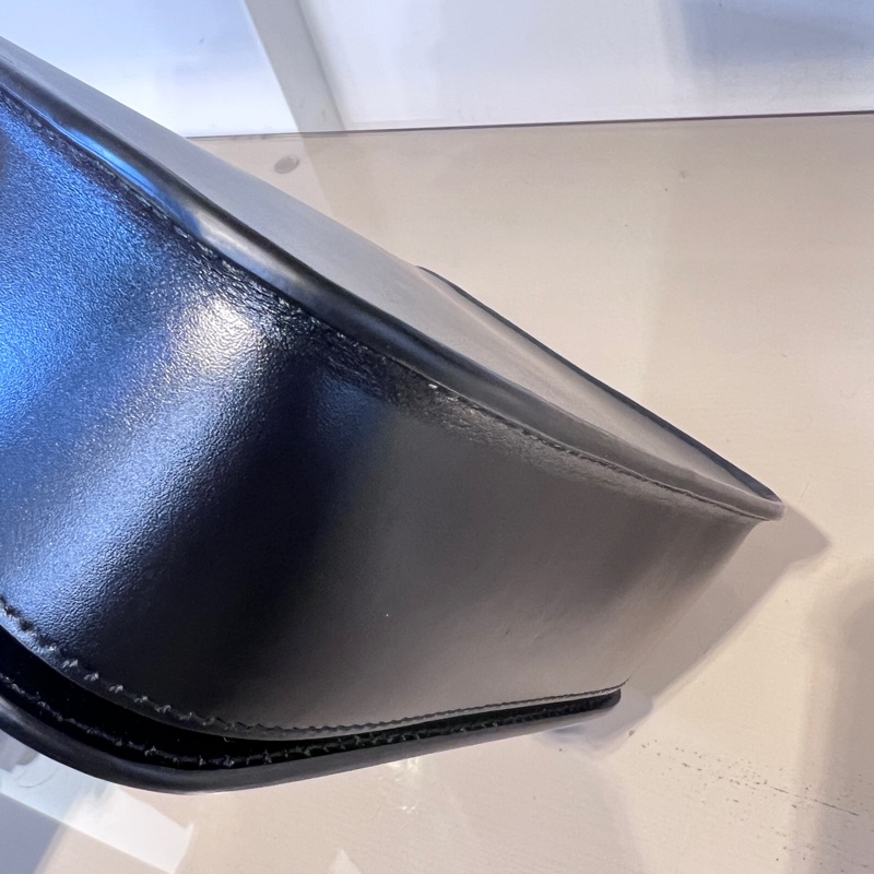 Burberry 黑滑面牛皮前大金圓下蓋斜背包-8