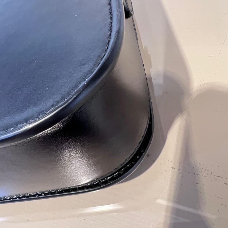 Burberry 黑滑面牛皮前大金圓下蓋斜背包-9