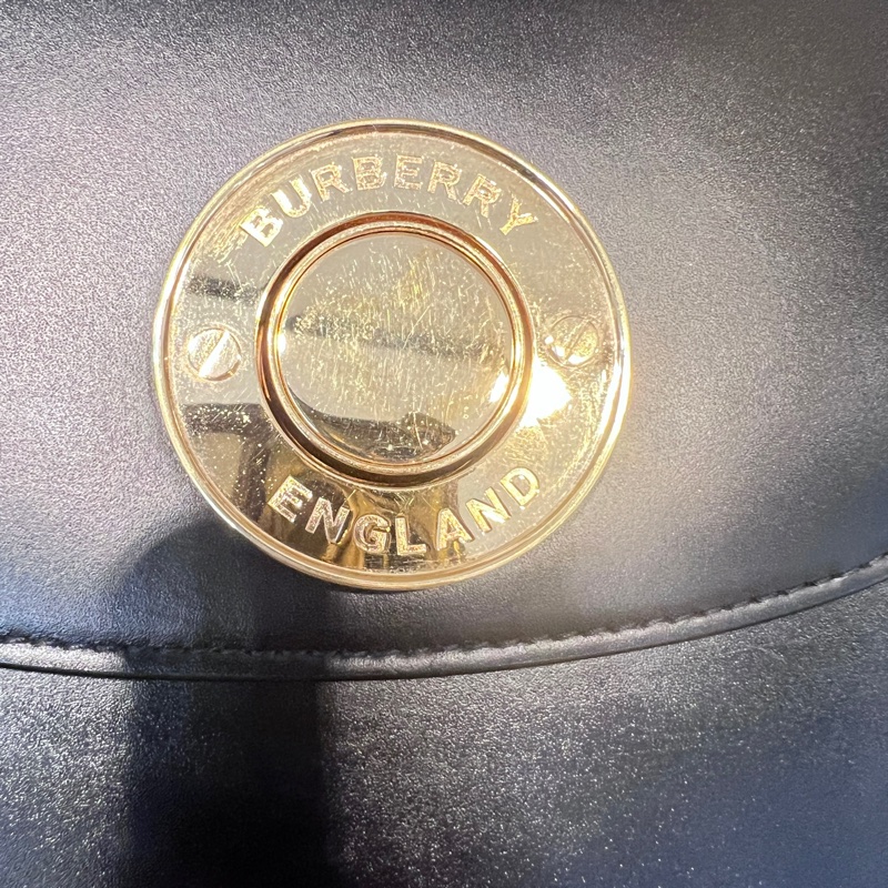 Burberry 黑滑面牛皮前大金圓下蓋斜背包-12