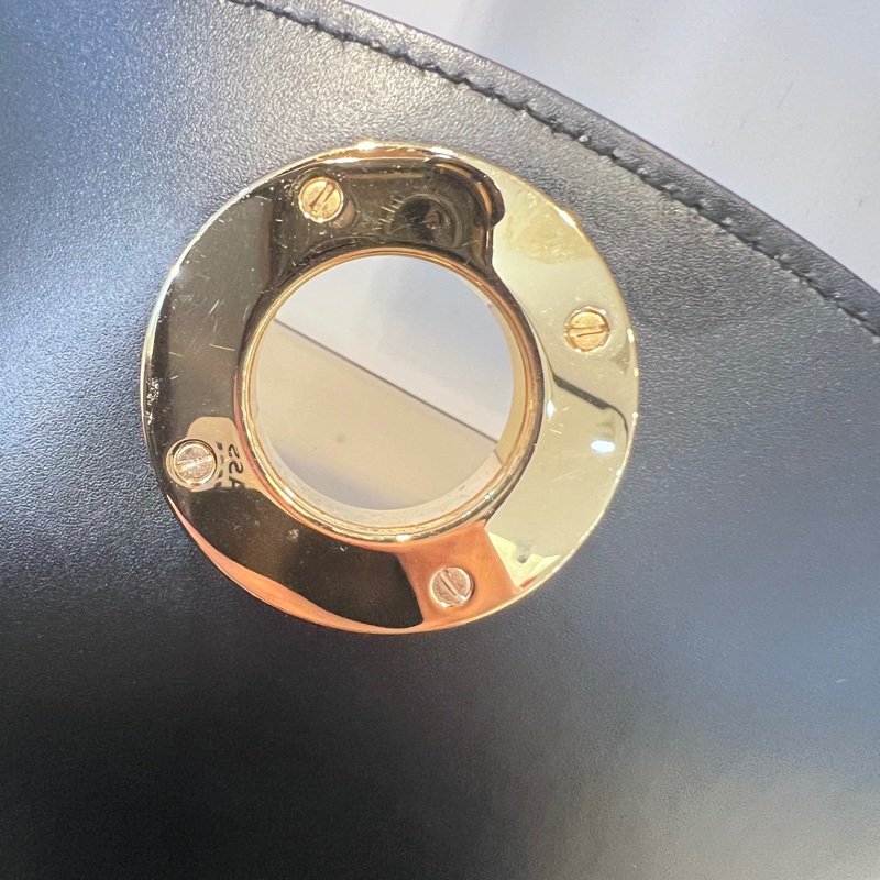 Burberry 黑滑面牛皮前大金圓下蓋斜背包-13