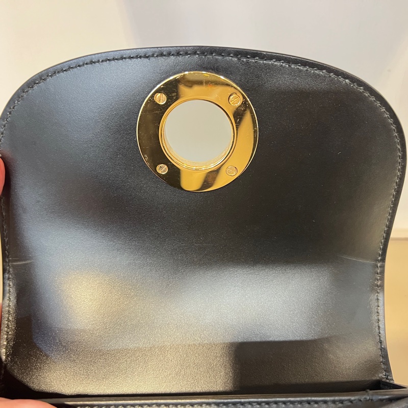 Burberry 黑滑面牛皮前大金圓下蓋斜背包-15