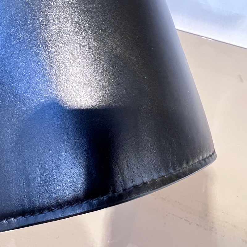 Burberry 黑滑面牛皮前大金圓下蓋斜背包-16