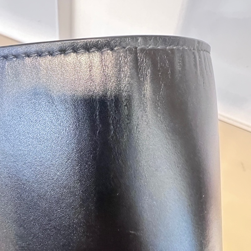 Burberry 黑滑面牛皮前大金圓下蓋斜背包-17