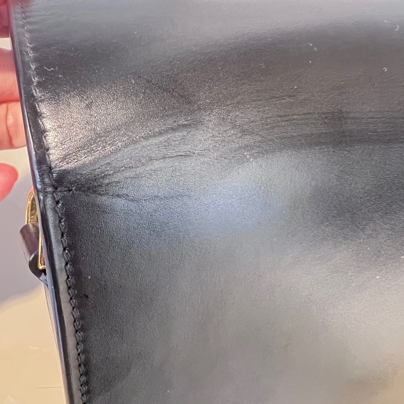 Burberry 黑滑面牛皮前大金圓下蓋斜背包-18