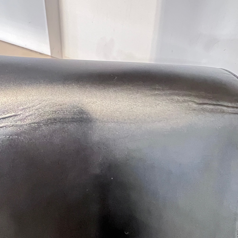 Burberry 黑滑面牛皮前大金圓下蓋斜背包-20