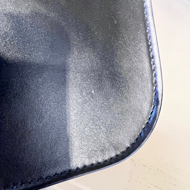 Burberry 黑滑面牛皮前大金圓下蓋斜背包-21