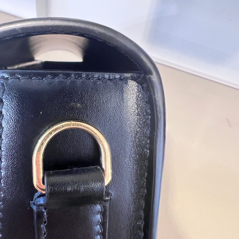 Burberry 黑滑面牛皮前大金圓下蓋斜背包-22