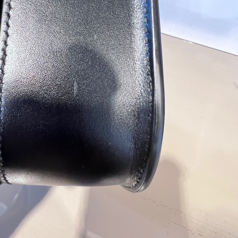 Burberry 黑滑面牛皮前大金圓下蓋斜背包-23