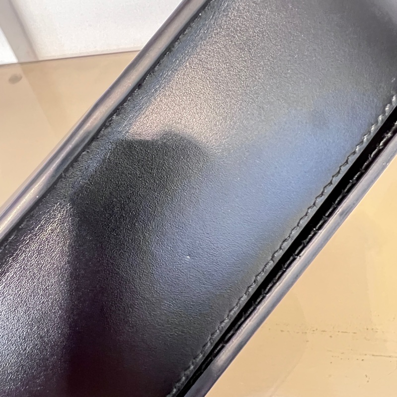Burberry 黑滑面牛皮前大金圓下蓋斜背包-24