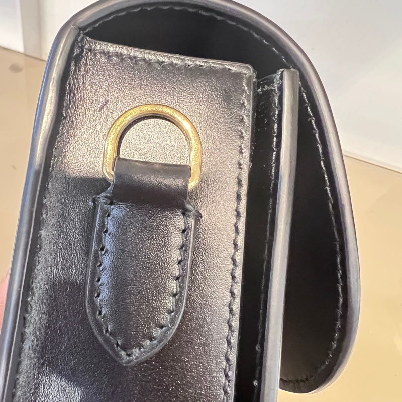 Burberry 黑滑面牛皮前大金圓下蓋斜背包-25