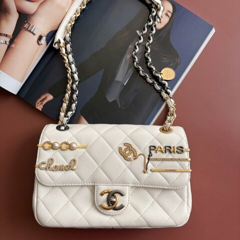 限量版 ::CHANEL:: AS2978 COCO字樣白色羊皮口蓋包 髮夾包金鍊包