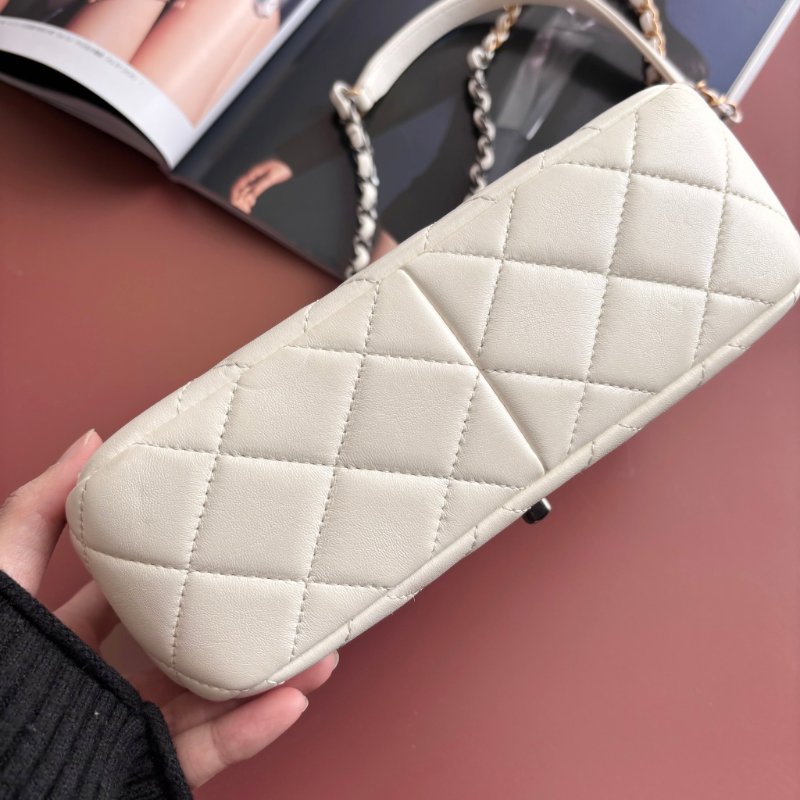 限量版 ::CHANEL:: AS2978 COCO字樣白色羊皮口蓋包 髮夾包金鍊包-2