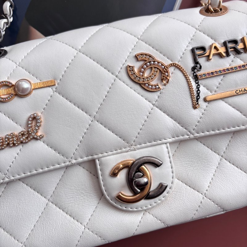 限量版 ::CHANEL:: AS2978 COCO字樣白色羊皮口蓋包 髮夾包金鍊包-4