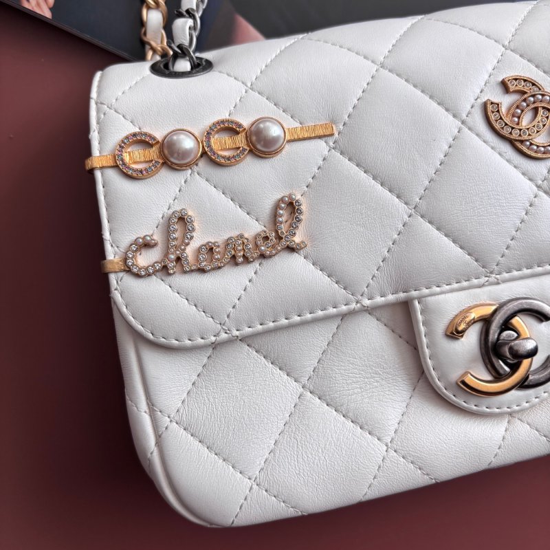 限量版 ::CHANEL:: AS2978 COCO字樣白色羊皮口蓋包 髮夾包金鍊包-5