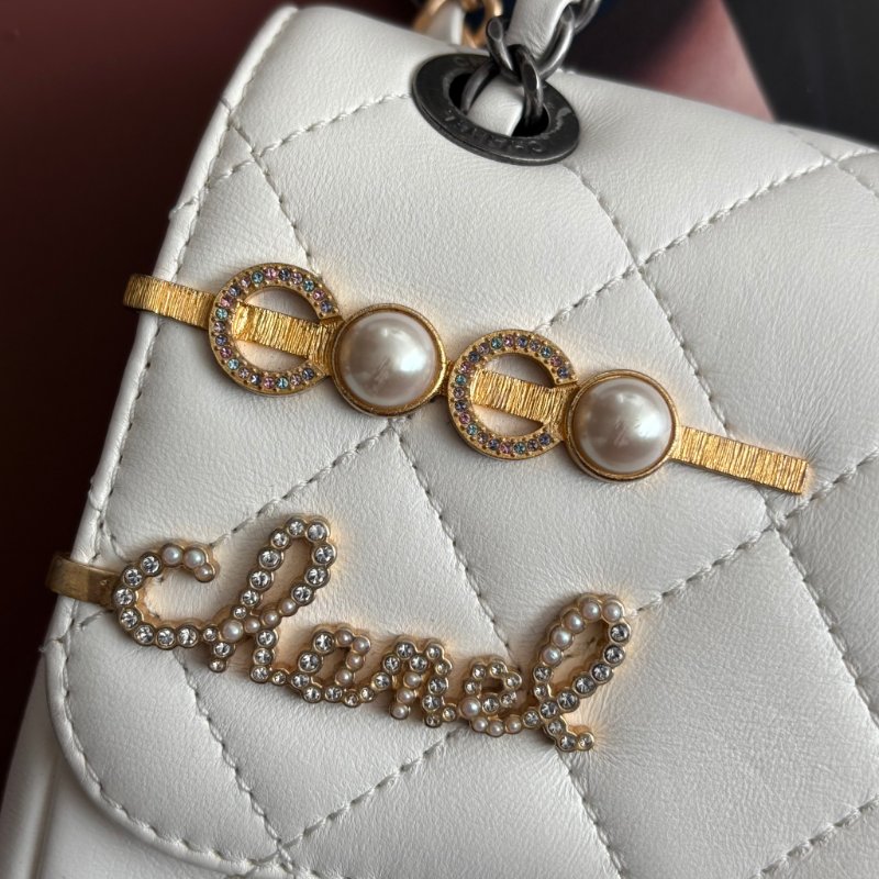限量版 ::CHANEL:: AS2978 COCO字樣白色羊皮口蓋包 髮夾包金鍊包-6