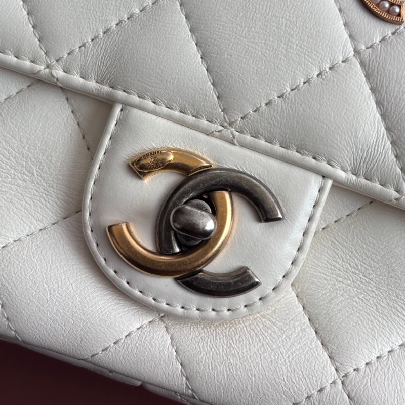 限量版 ::CHANEL:: AS2978 COCO字樣白色羊皮口蓋包 髮夾包金鍊包-9