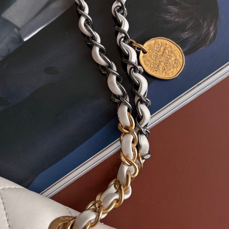 限量版 ::CHANEL:: AS2978 COCO字樣白色羊皮口蓋包 髮夾包金鍊包-10