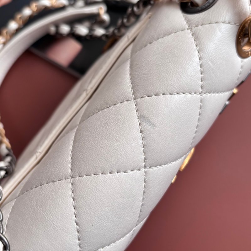 限量版 ::CHANEL:: AS2978 COCO字樣白色羊皮口蓋包 髮夾包金鍊包-13