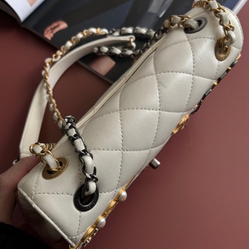 限量版 ::CHANEL:: AS2978 COCO字樣白色羊皮口蓋包 髮夾包金鍊包-14