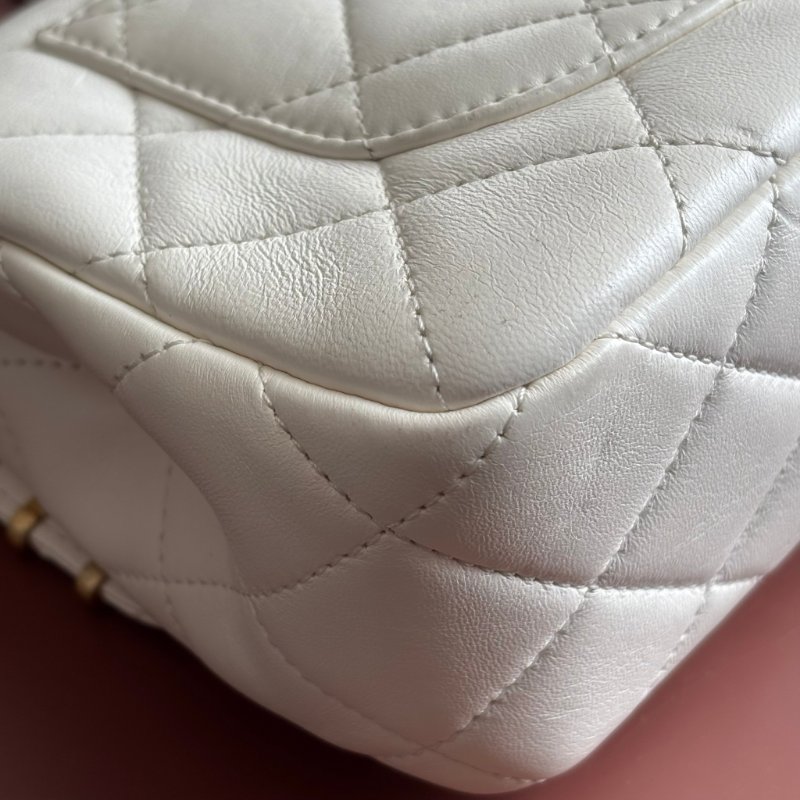 限量版 ::CHANEL:: AS2978 COCO字樣白色羊皮口蓋包 髮夾包金鍊包-17