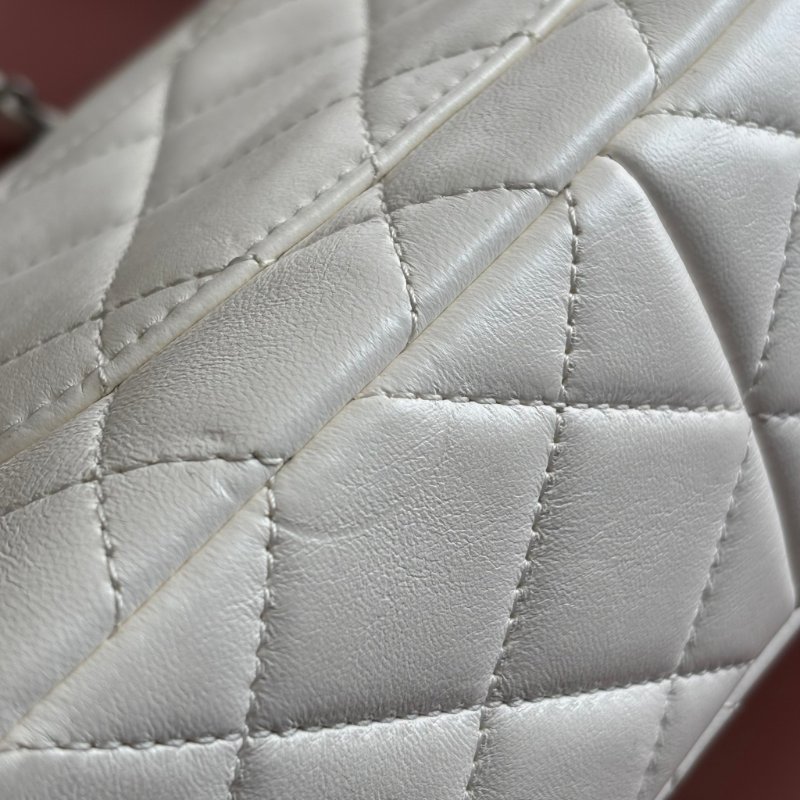 限量版 ::CHANEL:: AS2978 COCO字樣白色羊皮口蓋包 髮夾包金鍊包-18