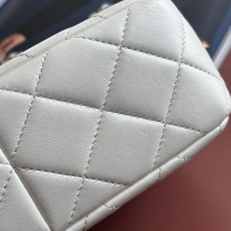 限量版 ::CHANEL:: AS2978 COCO字樣白色羊皮口蓋包 髮夾包金鍊包-20