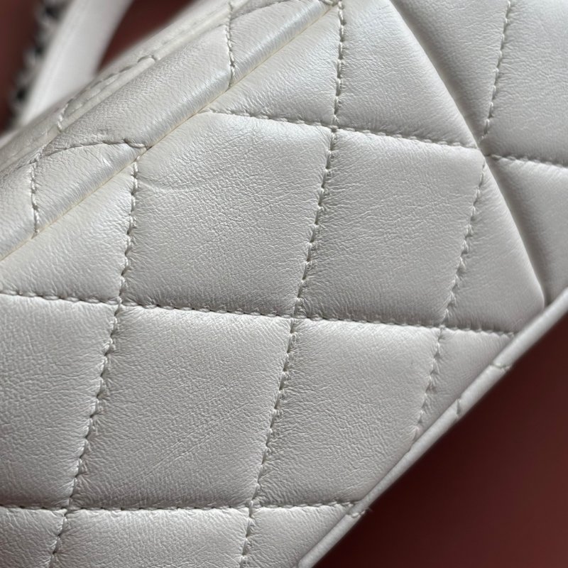 限量版 ::CHANEL:: AS2978 COCO字樣白色羊皮口蓋包 髮夾包金鍊包-21