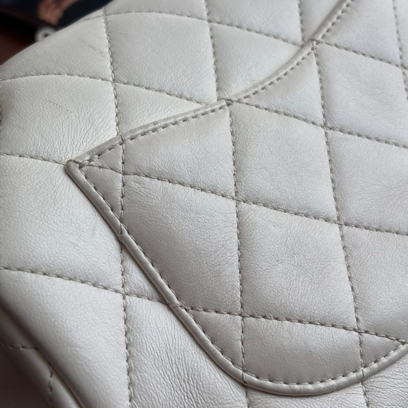 限量版 ::CHANEL:: AS2978 COCO字樣白色羊皮口蓋包 髮夾包金鍊包-22