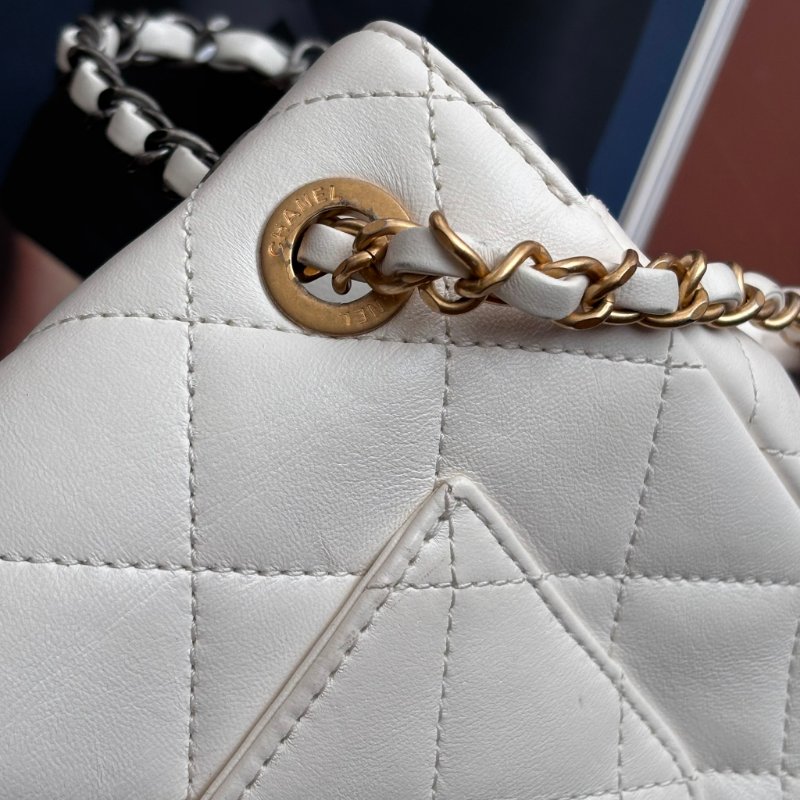 限量版 ::CHANEL:: AS2978 COCO字樣白色羊皮口蓋包 髮夾包金鍊包-24