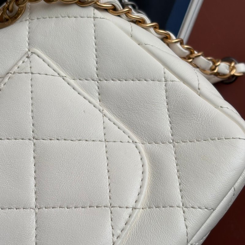限量版 ::CHANEL:: AS2978 COCO字樣白色羊皮口蓋包 髮夾包金鍊包-25