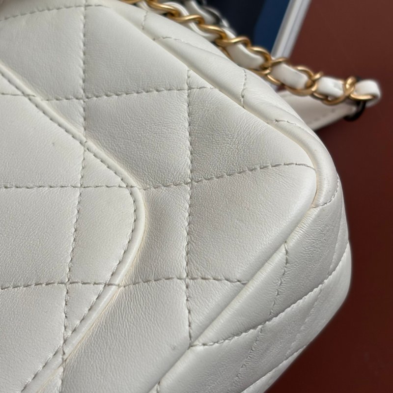 限量版 ::CHANEL:: AS2978 COCO字樣白色羊皮口蓋包 髮夾包金鍊包-26